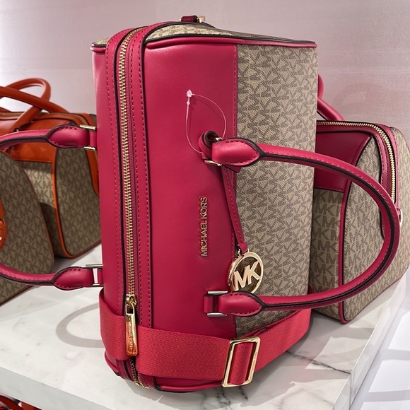 Michael Kors med Duffel Travel - Leather/Coated
35S2GTFU2B
Carmine PNK
MD DUFFLE - Picture 5 of 16